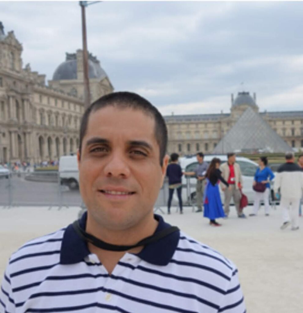 Alex Ferreira da Silva, autor do Turismo Sem Fronteiras, em frente à pirâmide do Museu do Louvre em Paris, França