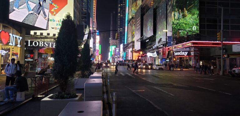 Vista noturna da Times Square em Nova York, com seus painéis luminosos, capturada durante a expedição do blog Turismo Sem Fronteiras aos Estados Unidos.