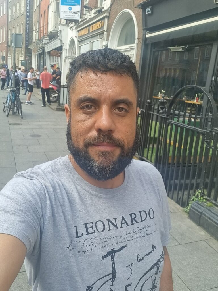 Alex Ferreira da Silva, fundador do Turismo Sem Fronteiras, em uma rua movimentada da Irlanda durante sua experiência morando no exterior.